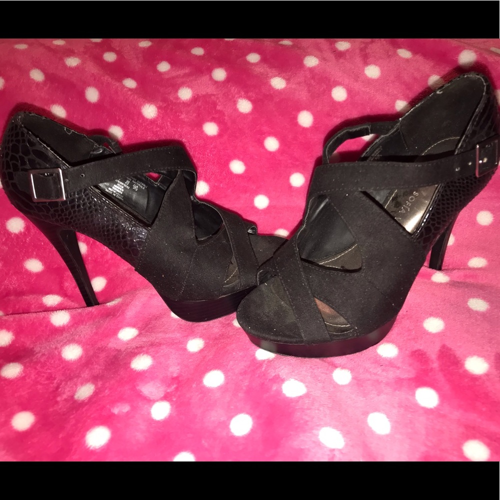 Sofia Vergara Black leather and suede strap heels